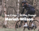 Eine Frau fährt auf einem Mountainbike entlang des Waldrandes über eine Wiese. Darüber steht "Moriah Wilson". | © Claus R. Kullak | Coen van de Broek / Unsplash | ark-resiudicialis.de